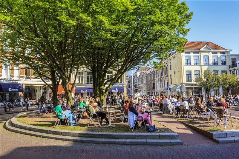Full terraces in the Anna Paulownaplein The Hague