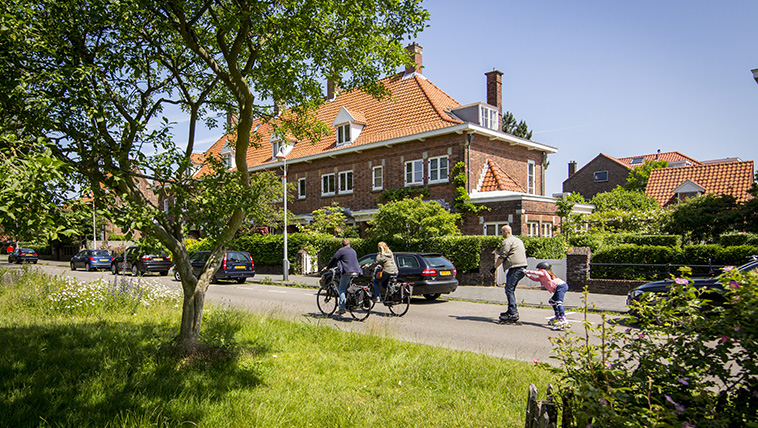 Biking to the beach in the Vogelwijk